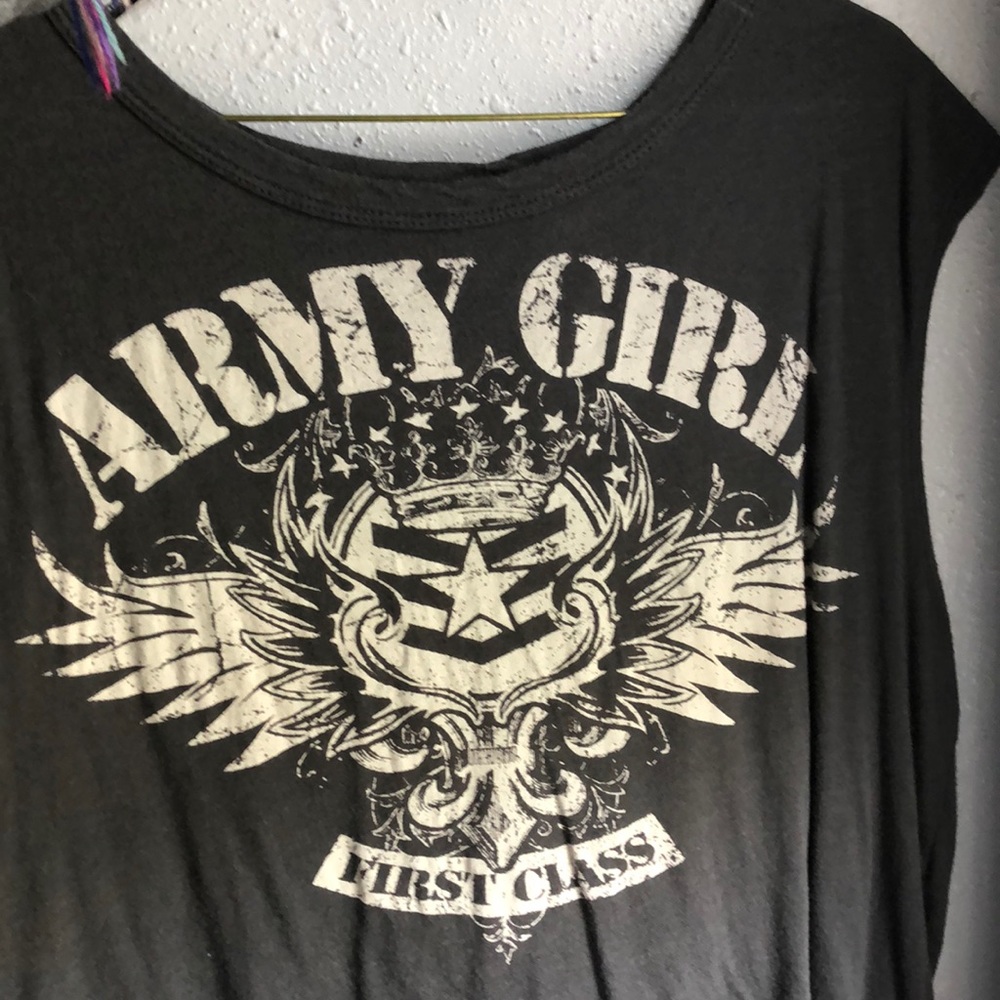 Sleeveless high-low shirt